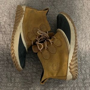 SOREL OUT N ABOUT BOOTS size 8